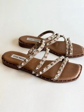 Steve Madden Tan Man Made Leather Rubber Outsole Silver Metal Flip Flops size6.5